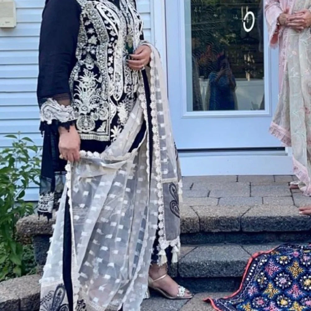 Pakistani Designer Sana Safinaz Black and beige Embroidered Outfit - Picture 4 of 15